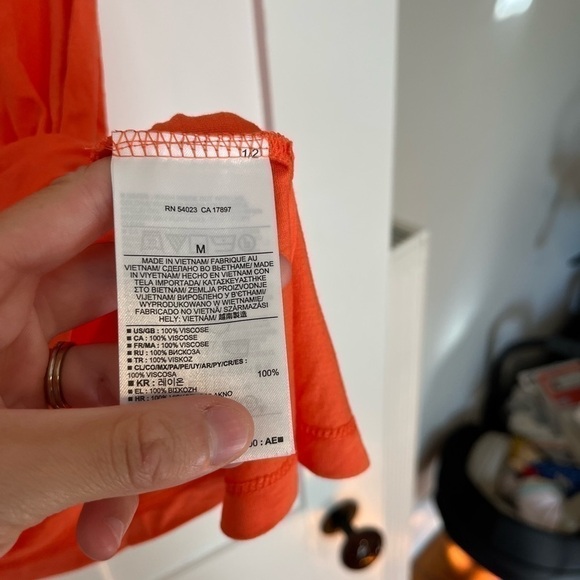 NWOT Banana Republic Basic Pocket T-shirt Scoop Neck Size Medium - Picture 3 of 4